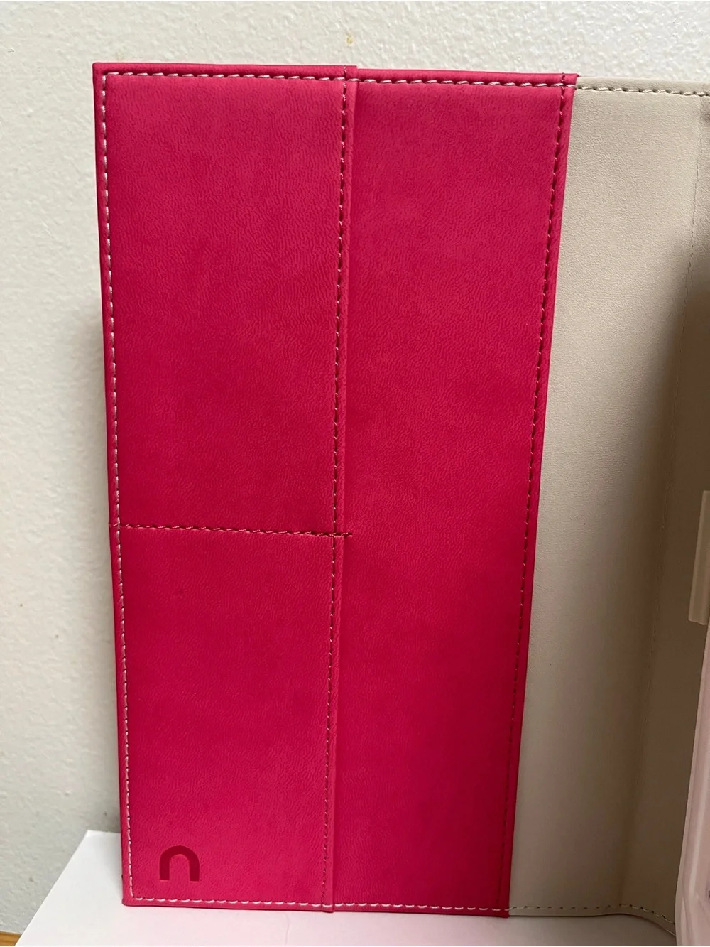 Barnes & Noble NOOK Vivid Pink Ereader Case with Embossed Oscar Wilde Quote